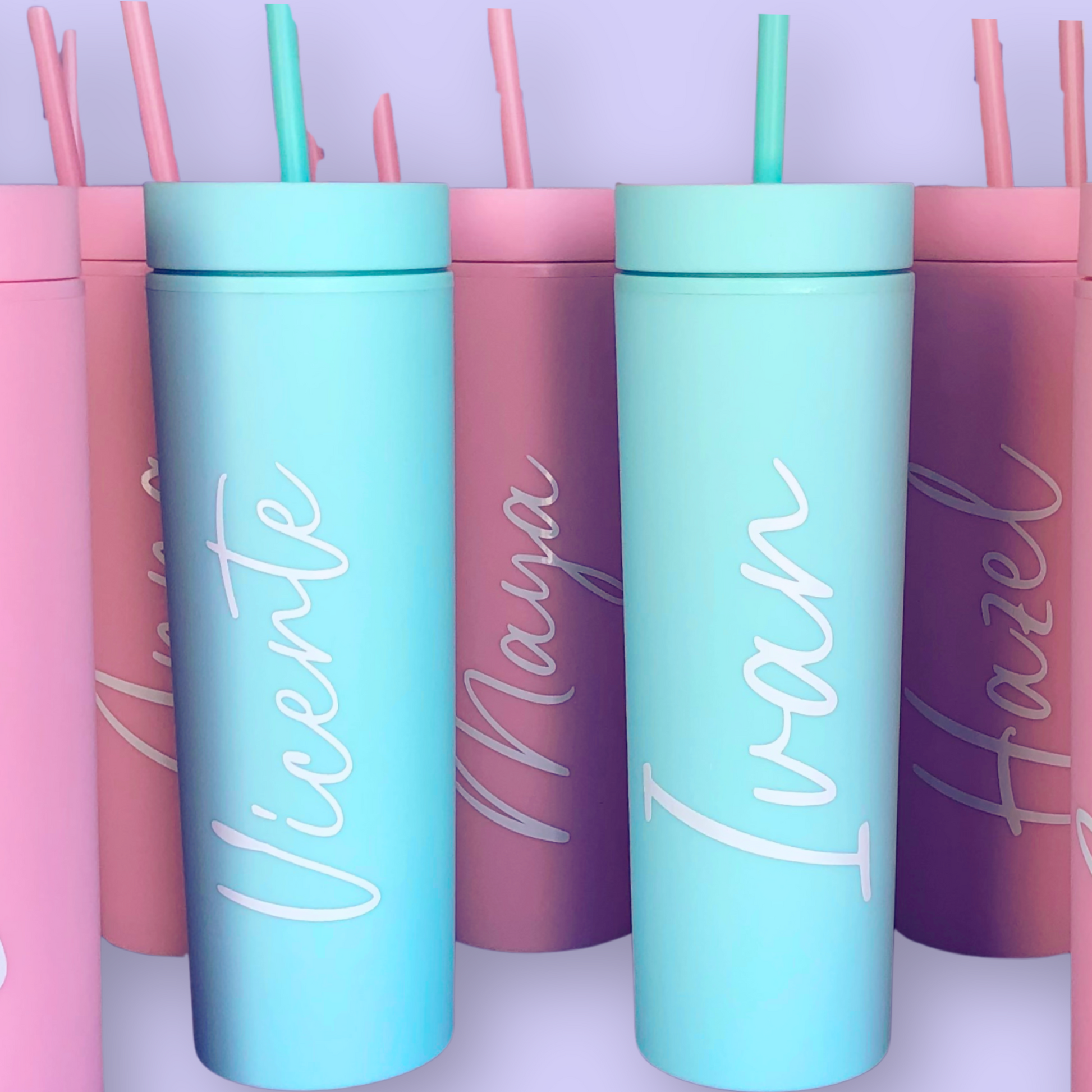 Blue and pink tumblers):
Personalized tumbler cups in blue and pink with custom names “Vicente,” “Ivana,” and “Valeria,” displayed upright in a group.